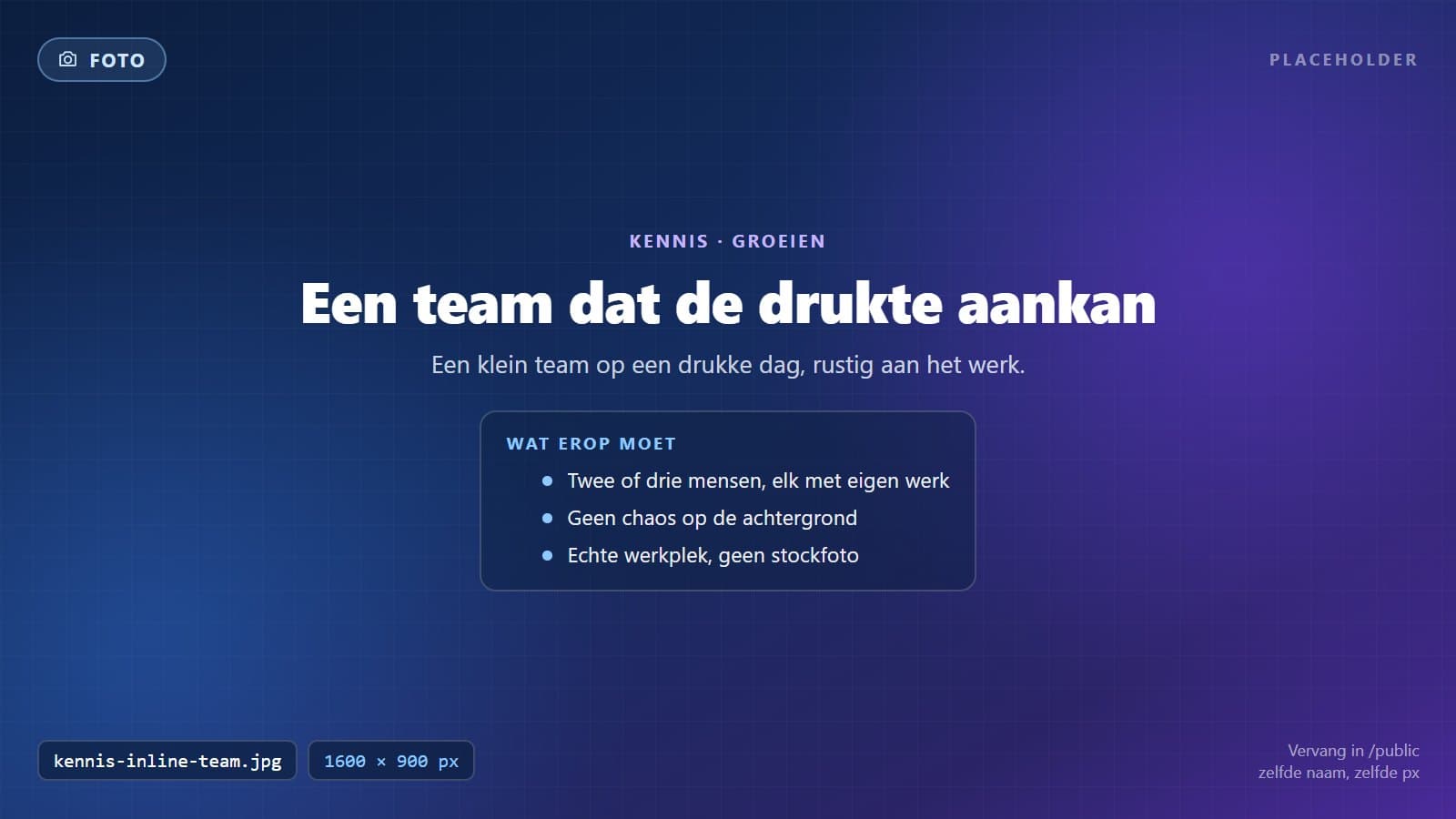 Een klein team werkt rustig door op een drukke dag